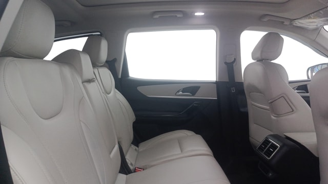 View Mahindra XUV700 Image 38 Used Mahindra XUV700 Image 38