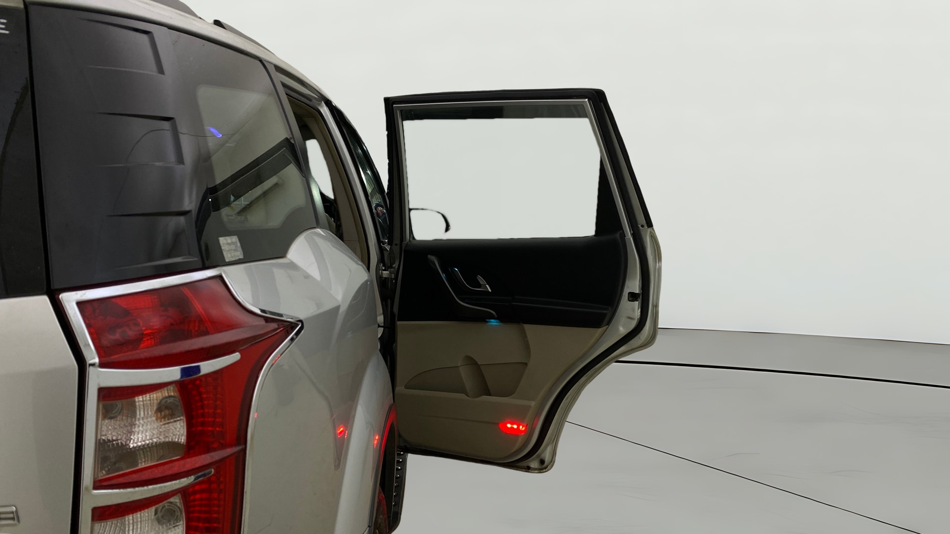 View 2017 Mahindra XUV500 W10 FWD Image 7 Used 2017 Mahindra XUV500 W10 FWD Image 7