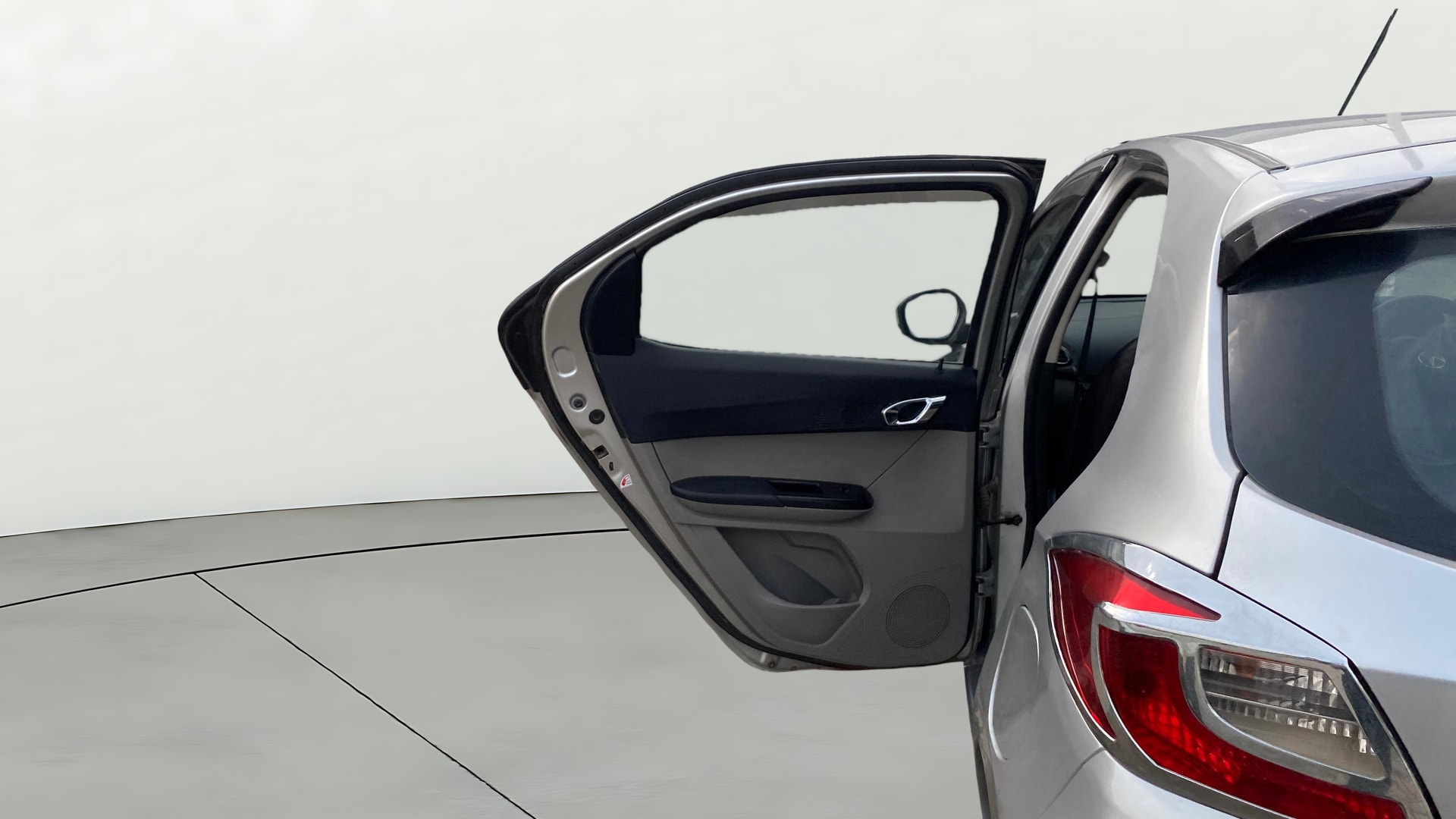 View 2018 Tata Tiago Revotorq XB Image 22 Used 2018 Tata Tiago Revotorq XB Image 22