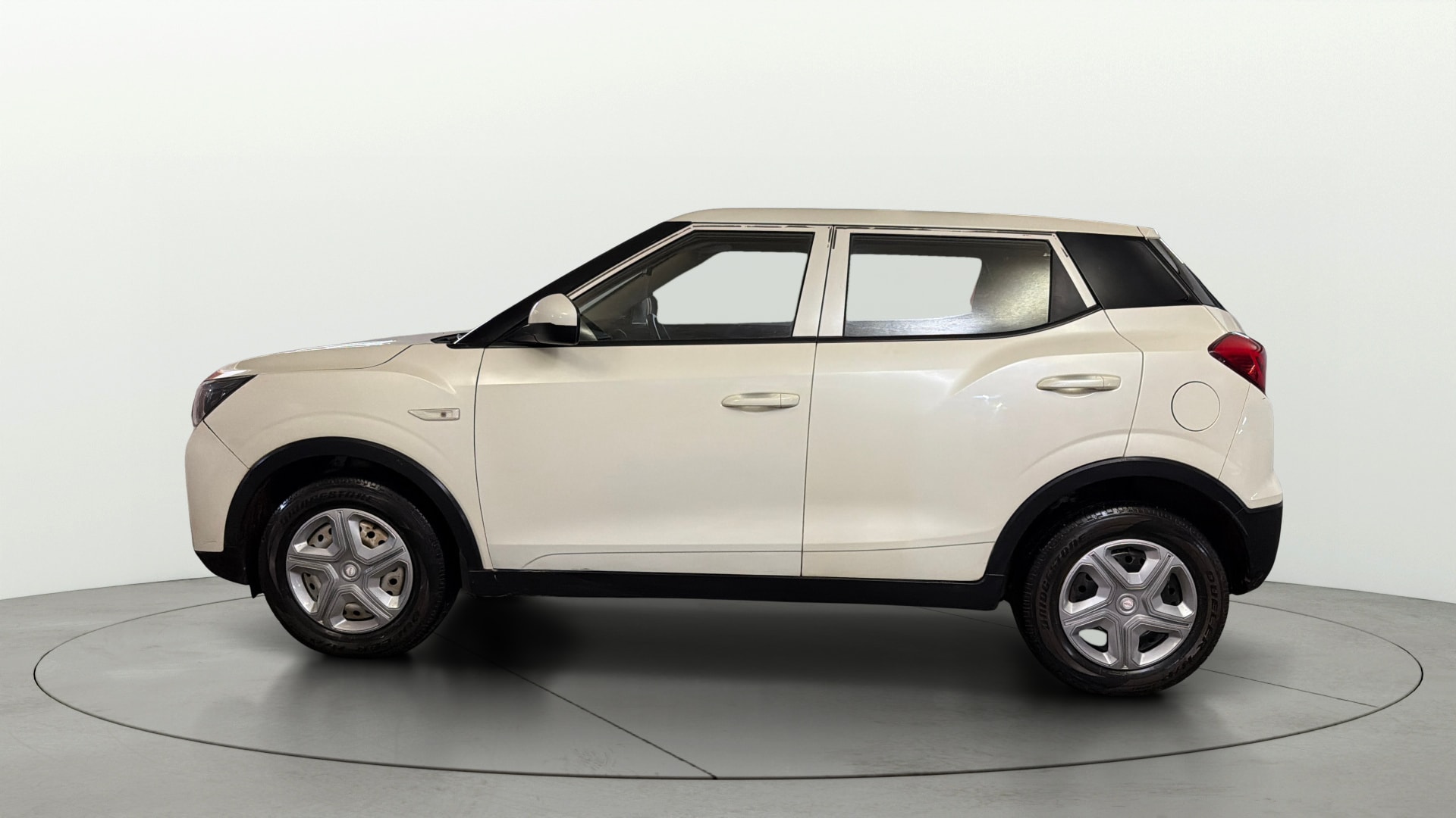 View 2022 Mahindra XUV300 W4 Petrol BS IV Image 5 Used 2022 Mahindra XUV300 W4 Petrol BS IV Image 5