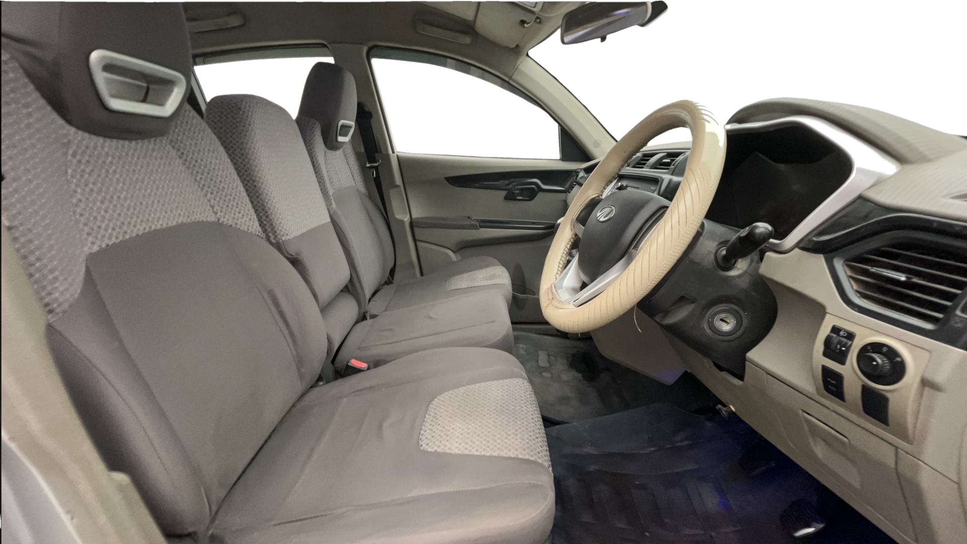 View 2016 Mahindra KUV100 K6 Plus Diesel 6 Seater BS IV Image 16 Used 2016 Mahindra KUV100 K6 Plus Diesel 6 Seater BS IV Image 16