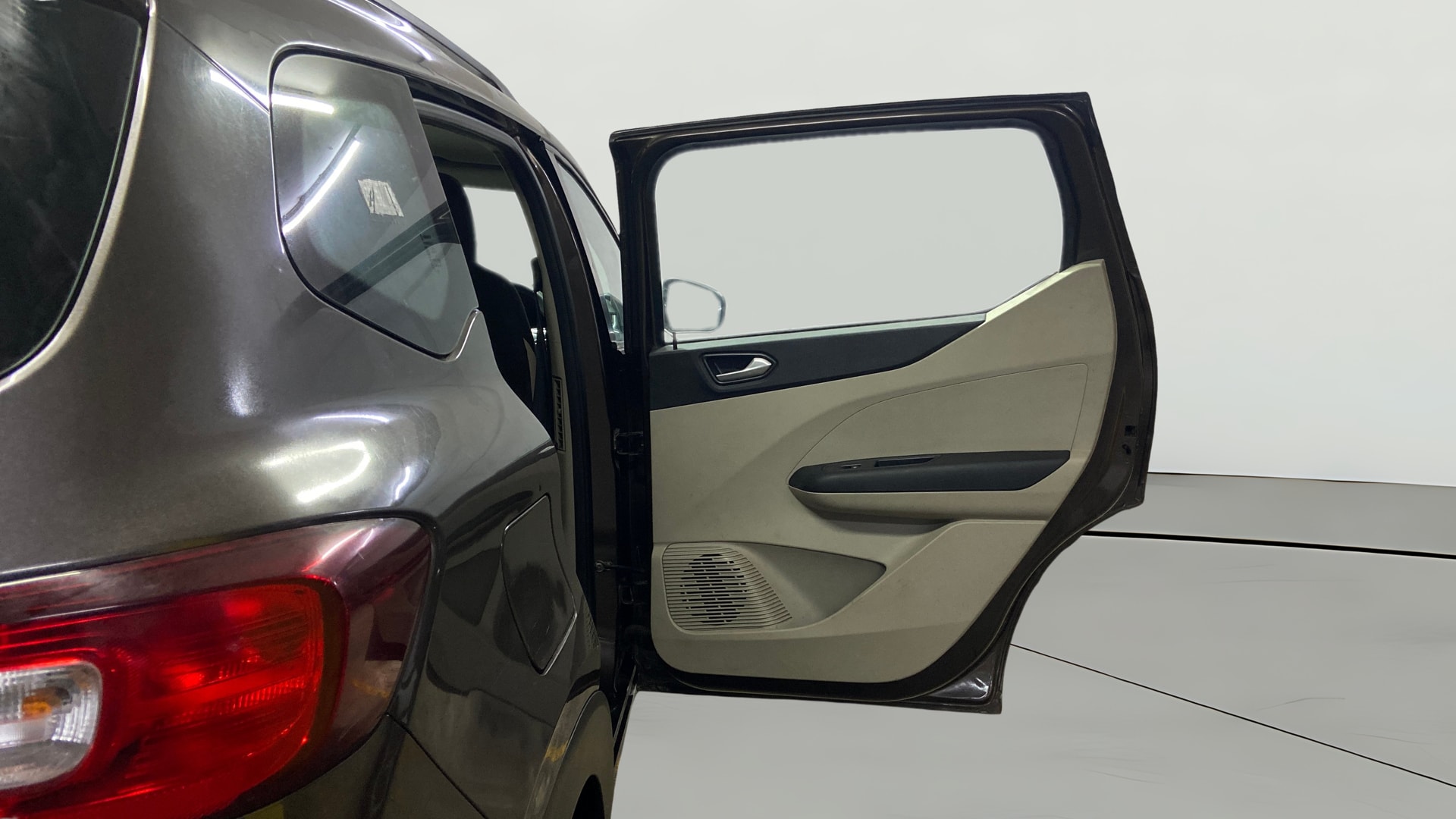 View 2022 Renault Triber RXZ Image 6 Used 2022 Renault Triber RXZ Image 6