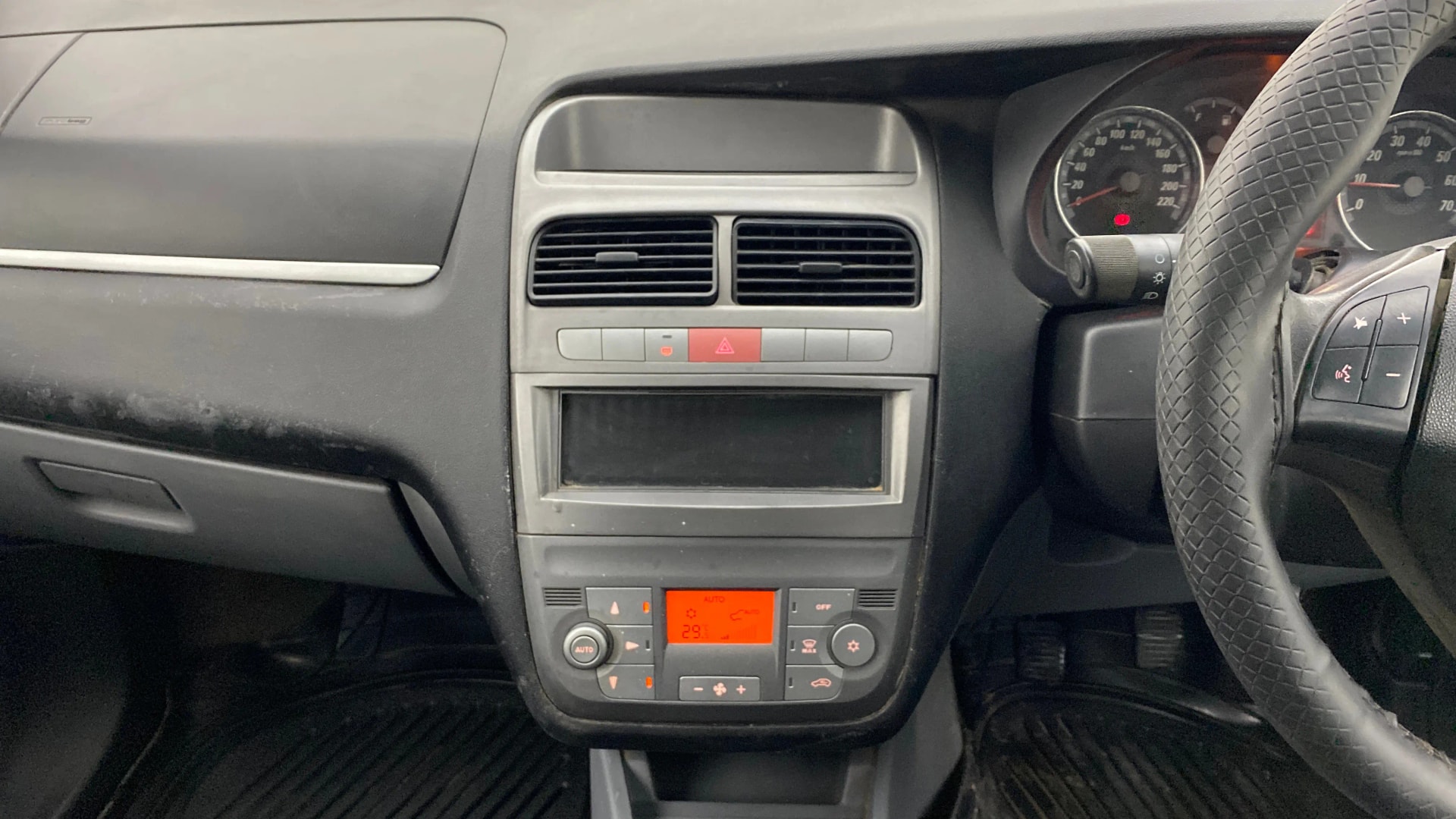 View 2014 Fiat Grande Punto 1.3 Emotion Pack 90 HP Image 31 Used 2014 Fiat Grande Punto 1.3 Emotion Pack 90 HP Image 31