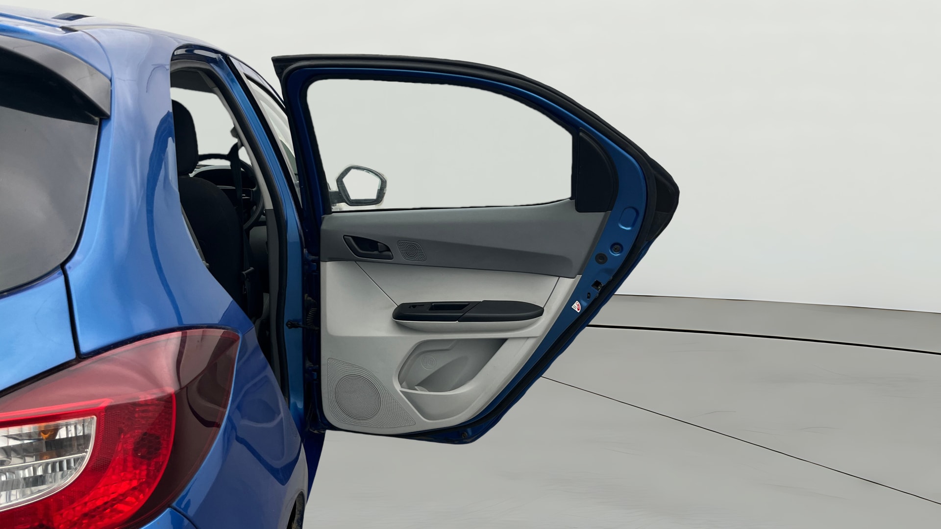 View 2025 Tata Tiago Revotorq XB Image 7 Used 2025 Tata Tiago Revotorq XB Image 7