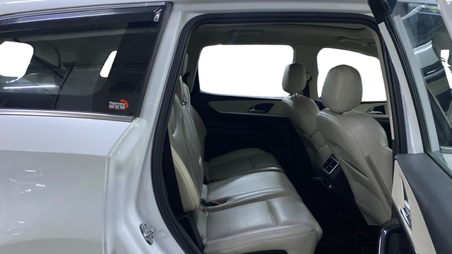 View Mahindra XUV700 Image 38 Used Mahindra XUV700 Image 38