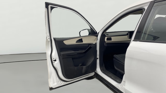 View Mahindra XUV700 Image 33 Used Mahindra XUV700 Image 33