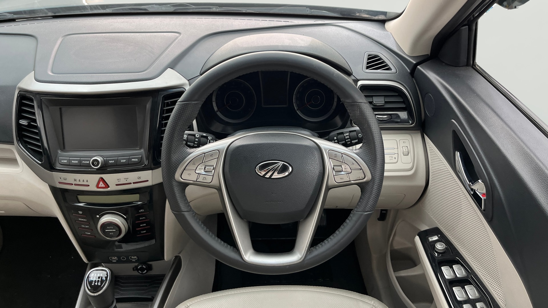 View 2021 Mahindra XUV300 W4 Petrol BS IV Image 13 Used 2021 Mahindra XUV300 W4 Petrol BS IV Image 13