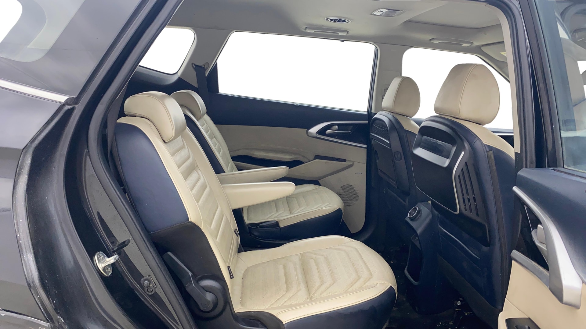 View 2022 Kia Carens Luxury Plus 1.5 AT Diesel 6 STR Image 38 Used 2022 Kia Carens Luxury Plus 1.5 AT Diesel 6 STR Image 38