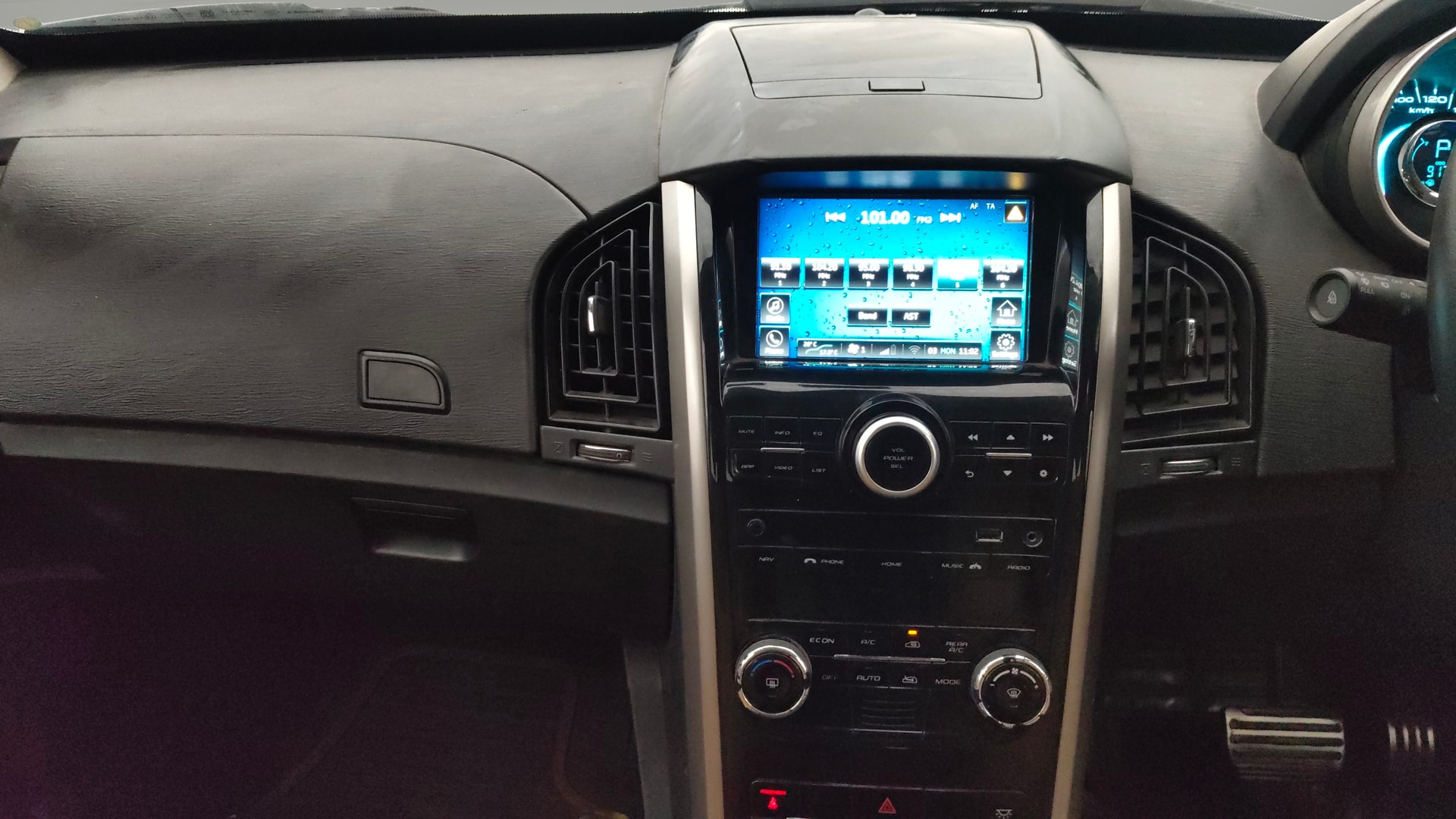 View 2018 Mahindra XUV500 W9 AT Image 34 Used 2018 Mahindra XUV500 W9 AT Image 34