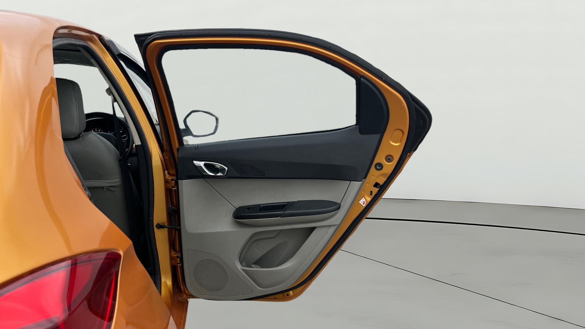 View 2018 Tata Tiago Revotorq XB Image 7 Used 2018 Tata Tiago Revotorq XB Image 7
