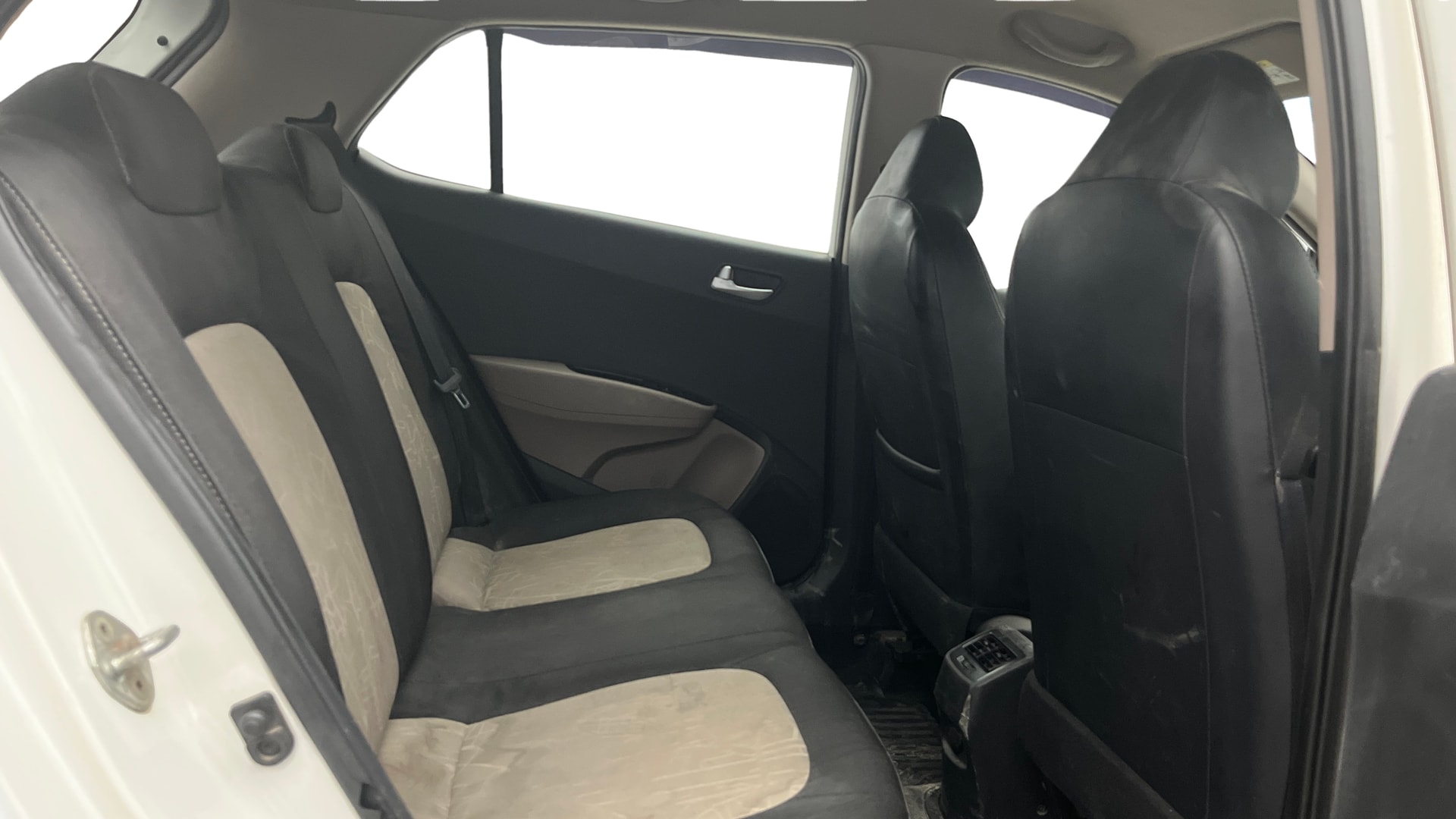 View 2016 Hyundai Grand i10 Sportz 1.2 Kappa Image 33 Used 2016 Hyundai Grand i10 Sportz 1.2 Kappa Image 33