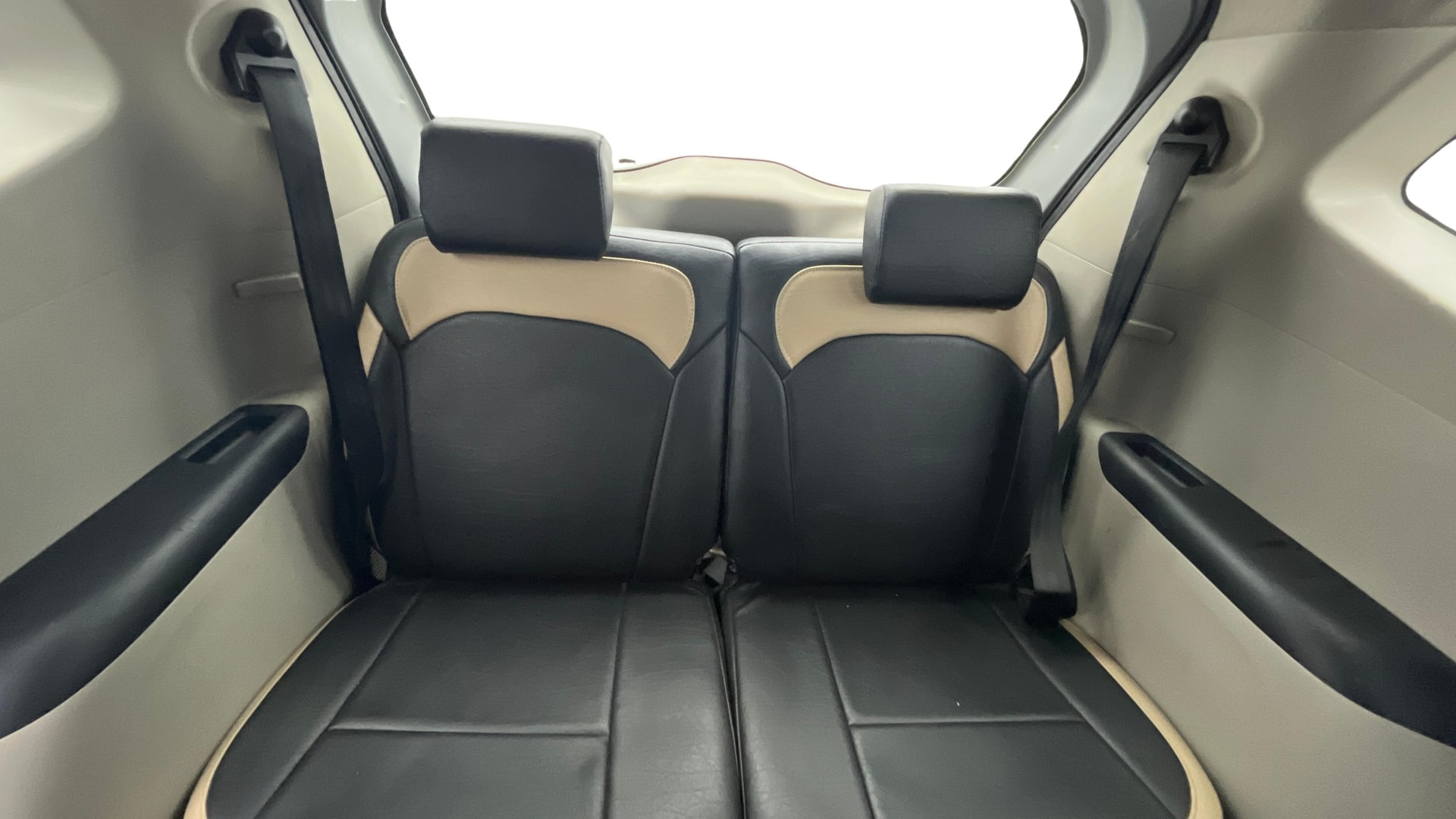 View 2020 Renault Triber RXE Image 13 Used 2020 Renault Triber RXE Image 13