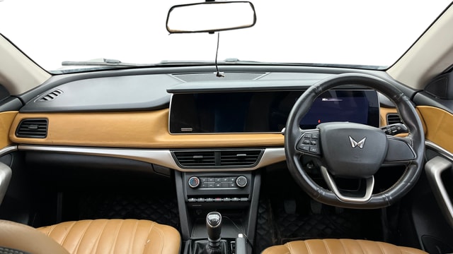 View Mahindra XUV700 Image 15 Used Mahindra XUV700 Image 15