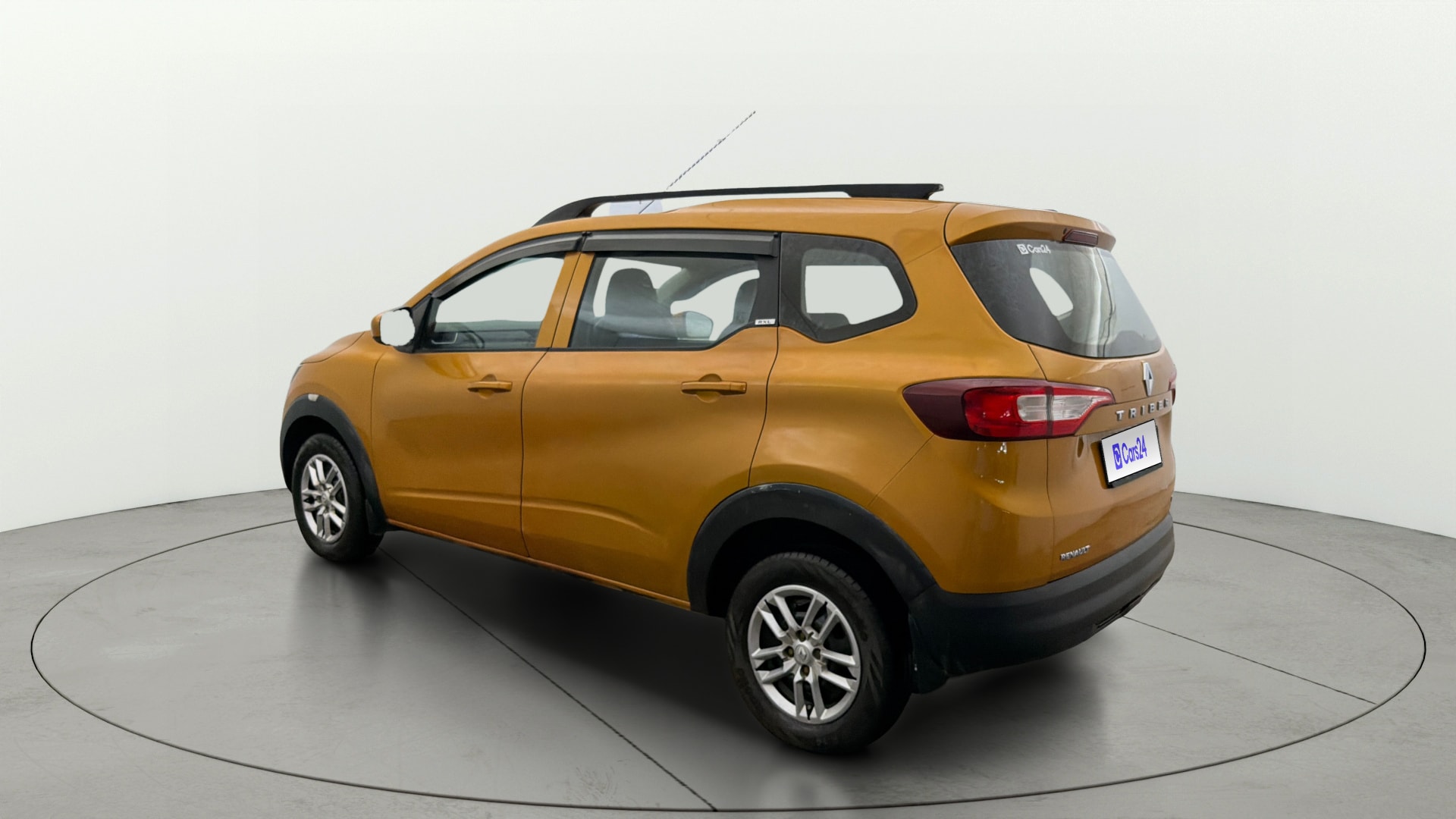 View 2020 Renault Triber RXE Image 2 Used 2020 Renault Triber RXE Image 2