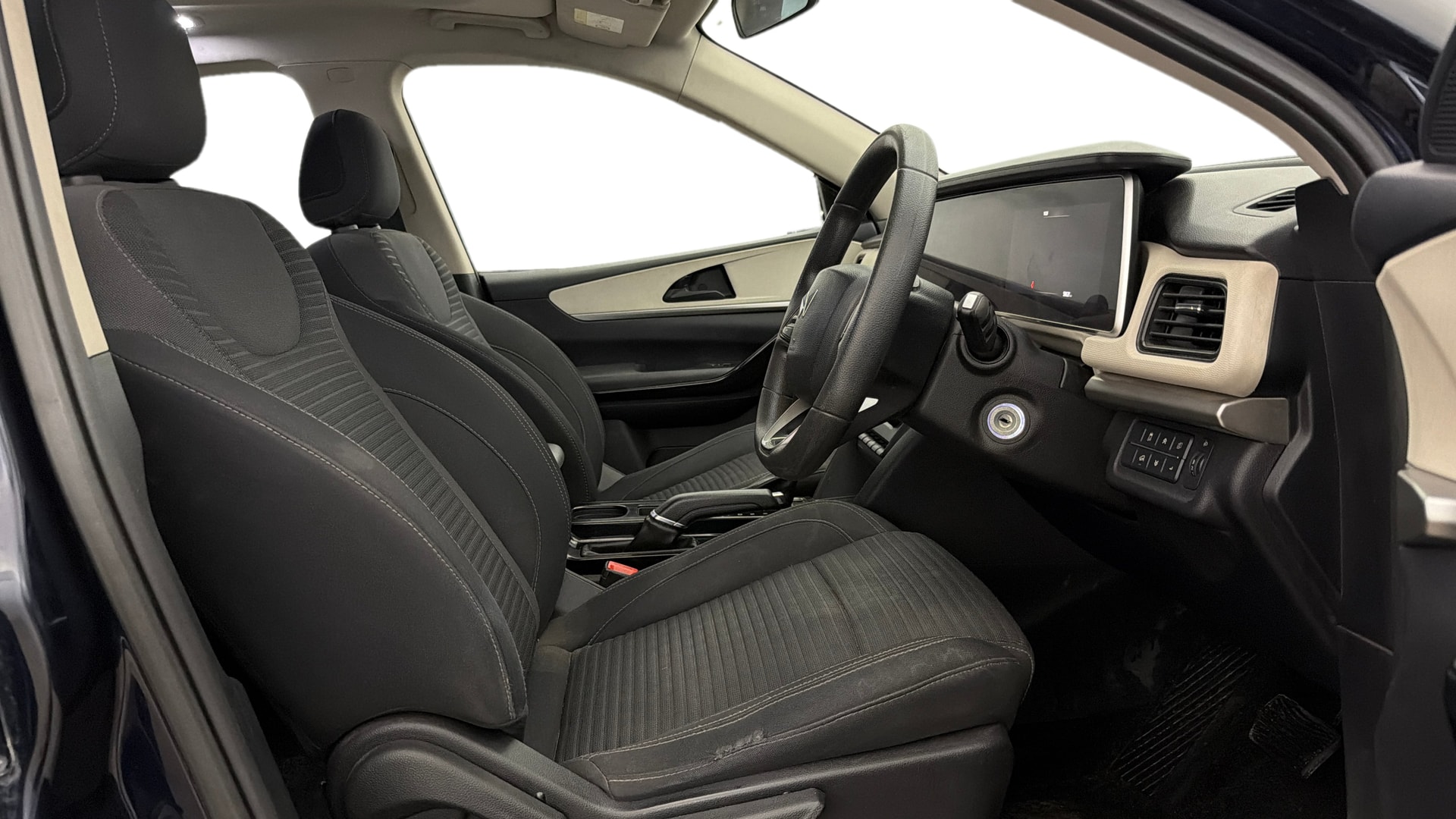 View 2022 Mahindra XUV700 MX Petrol 5 STR Image 26 Used 2022 Mahindra XUV700 MX Petrol 5 STR Image 26