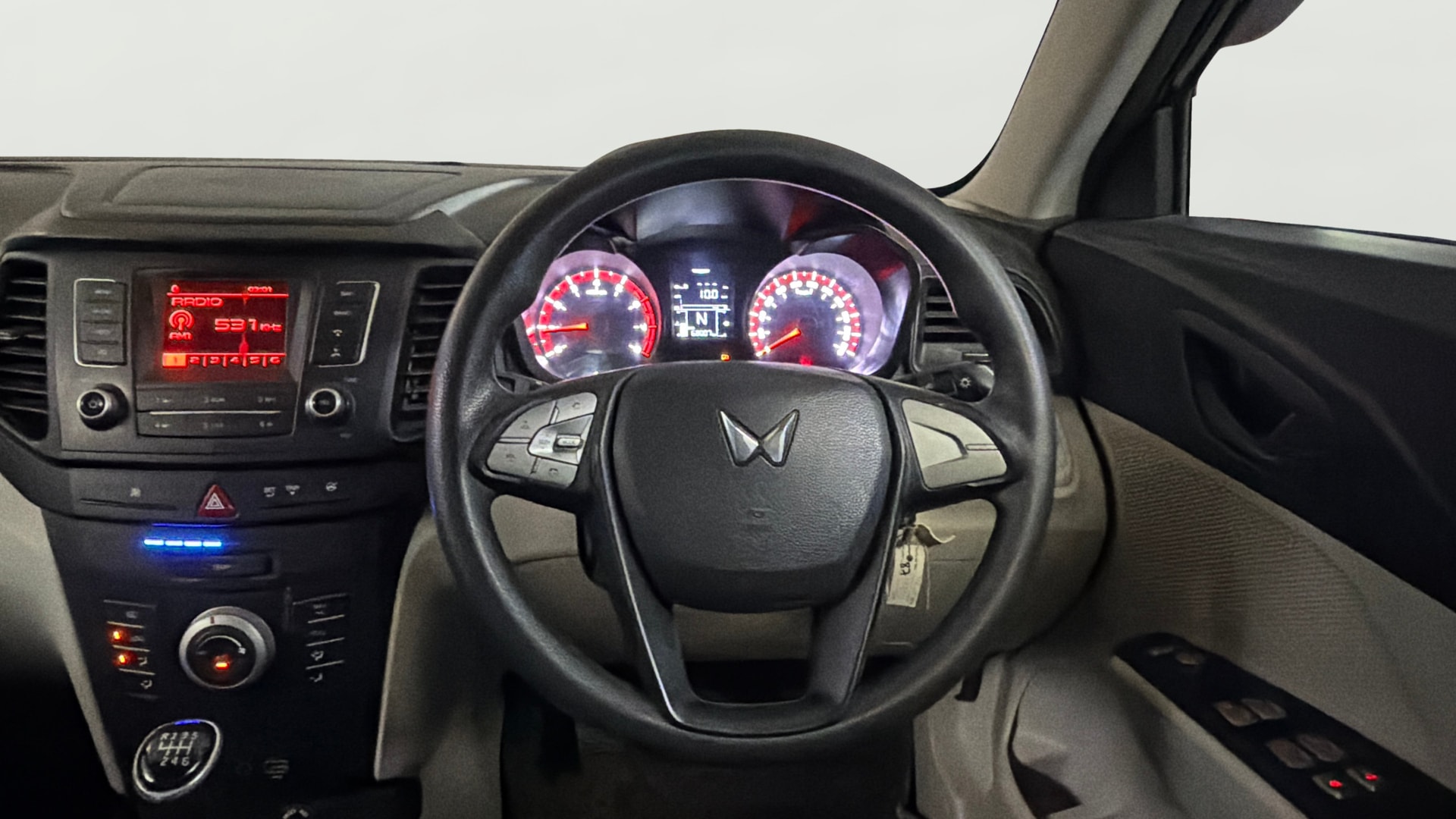 View 2023 Mahindra XUV300 W4 Petrol BS IV Image 20 Used 2023 Mahindra XUV300 W4 Petrol BS IV Image 20