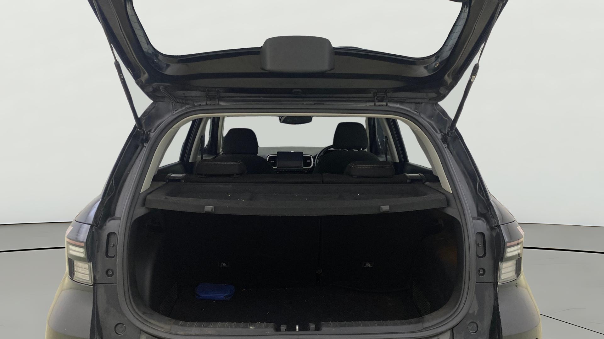View 2022 Hyundai Venue SX 1.2 Petrol MT Image 38 Used 2022 Hyundai Venue SX 1.2 Petrol MT Image 38