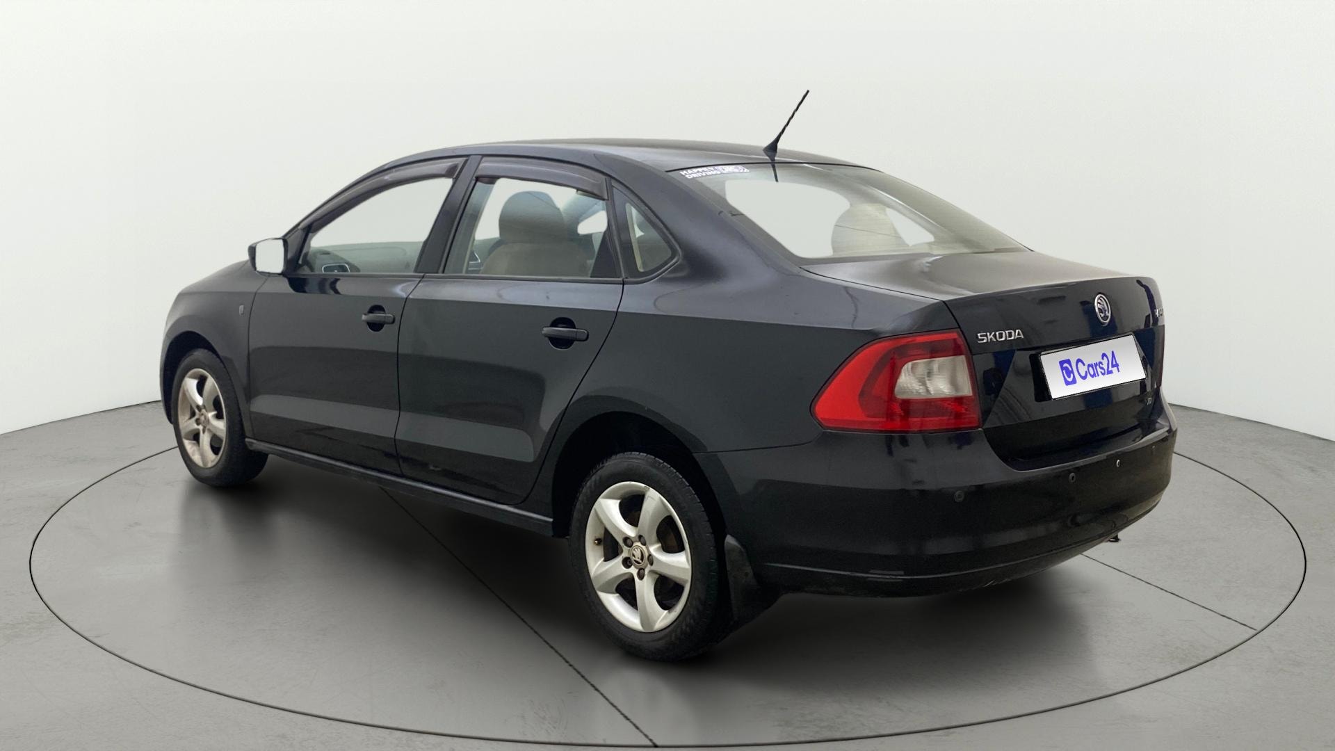 View 2013 Skoda Rapid 1.6 Elegance Diesel MT Image 2 Used 2013 Skoda Rapid 1.6 Elegance Diesel MT Image 2
