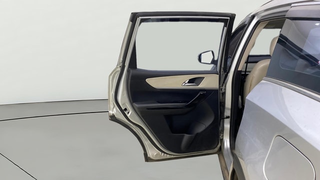 View Mahindra XUV700 Image 16 Used Mahindra XUV700 Image 16