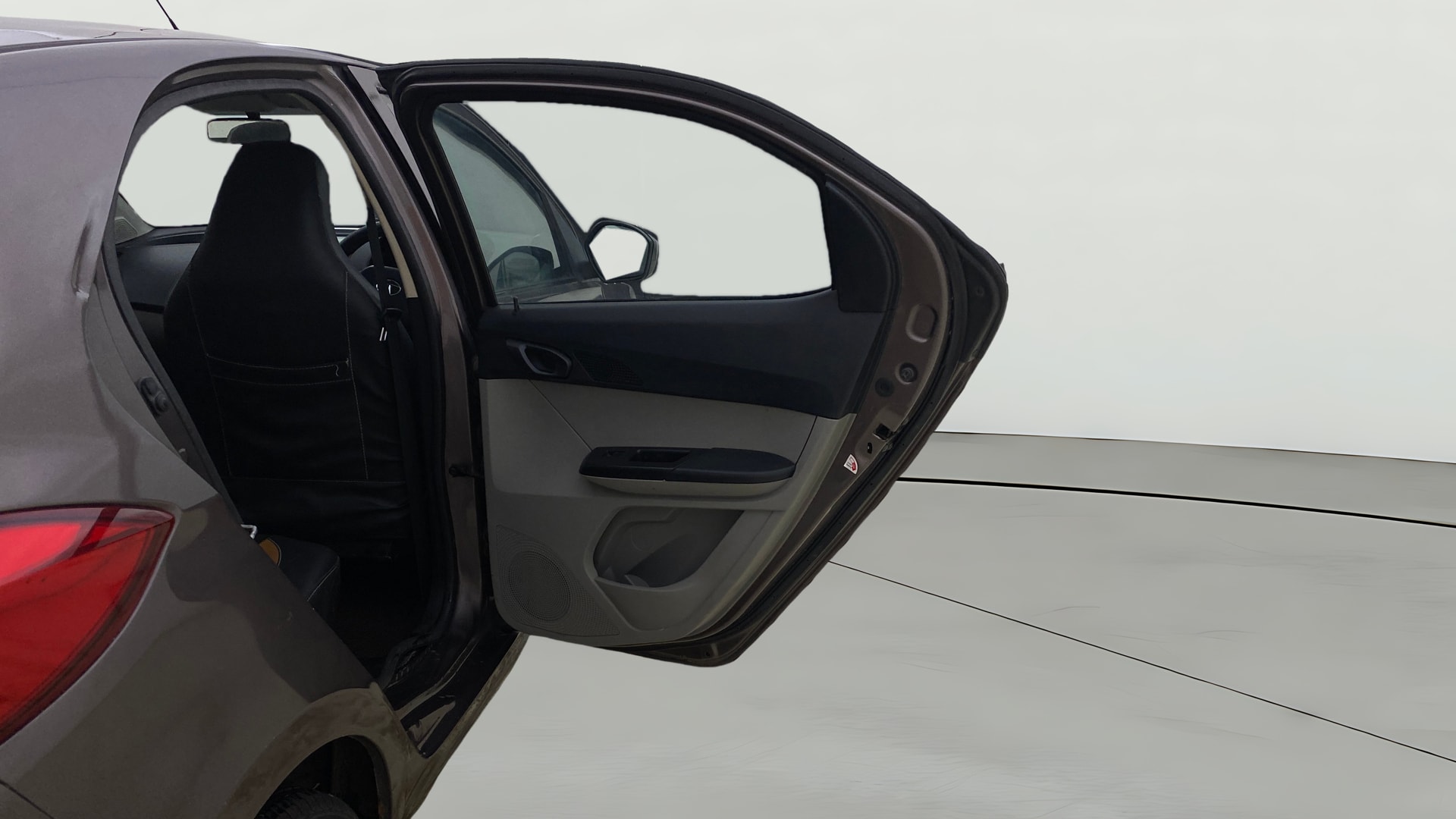 View 2018 Tata Tiago Revotorq XB Image 7 Used 2018 Tata Tiago Revotorq XB Image 7
