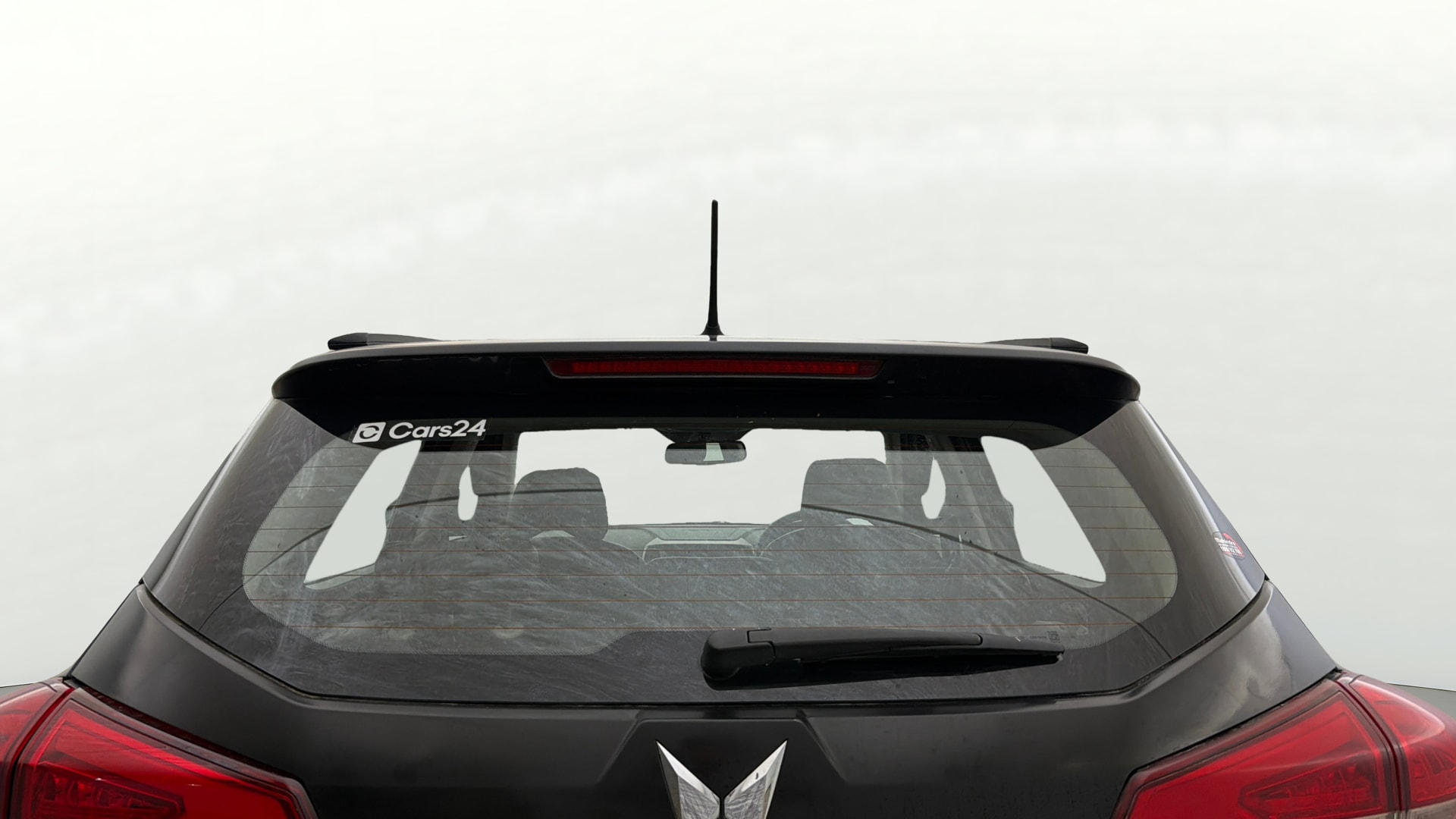 View 2023 Mahindra XUV300 W4 Petrol BS IV Image 4 Used 2023 Mahindra XUV300 W4 Petrol BS IV Image 4