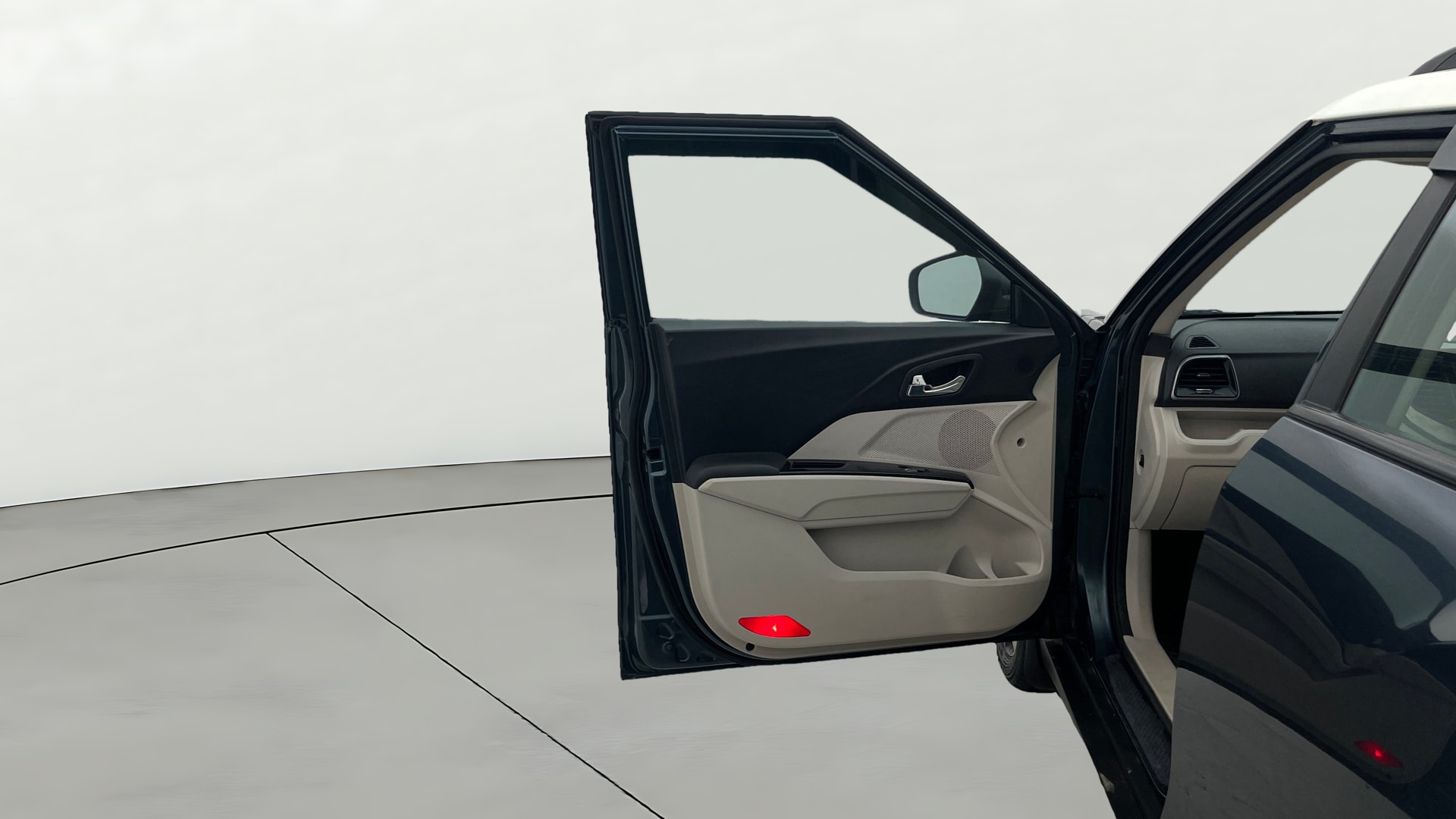 View 2021 Mahindra XUV300 W4 Petrol BS IV Image 39 Used 2021 Mahindra XUV300 W4 Petrol BS IV Image 39