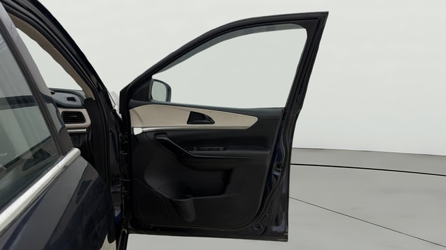 View Mahindra XUV700 Image 45 Used Mahindra XUV700 Image 45