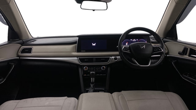 View Mahindra XUV700 Image 32 Used Mahindra XUV700 Image 32