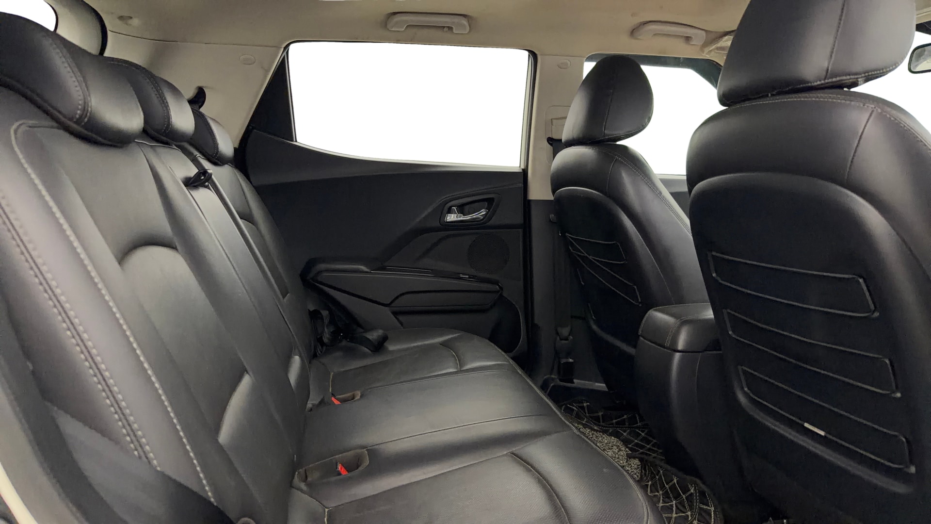 View 2022 Mahindra XUV300 W4 Petrol BS IV Image 30 Used 2022 Mahindra XUV300 W4 Petrol BS IV Image 30