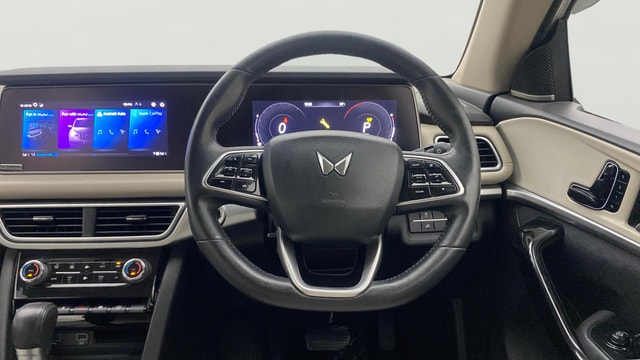 View Mahindra XUV700 Image 14 Used Mahindra XUV700 Image 14