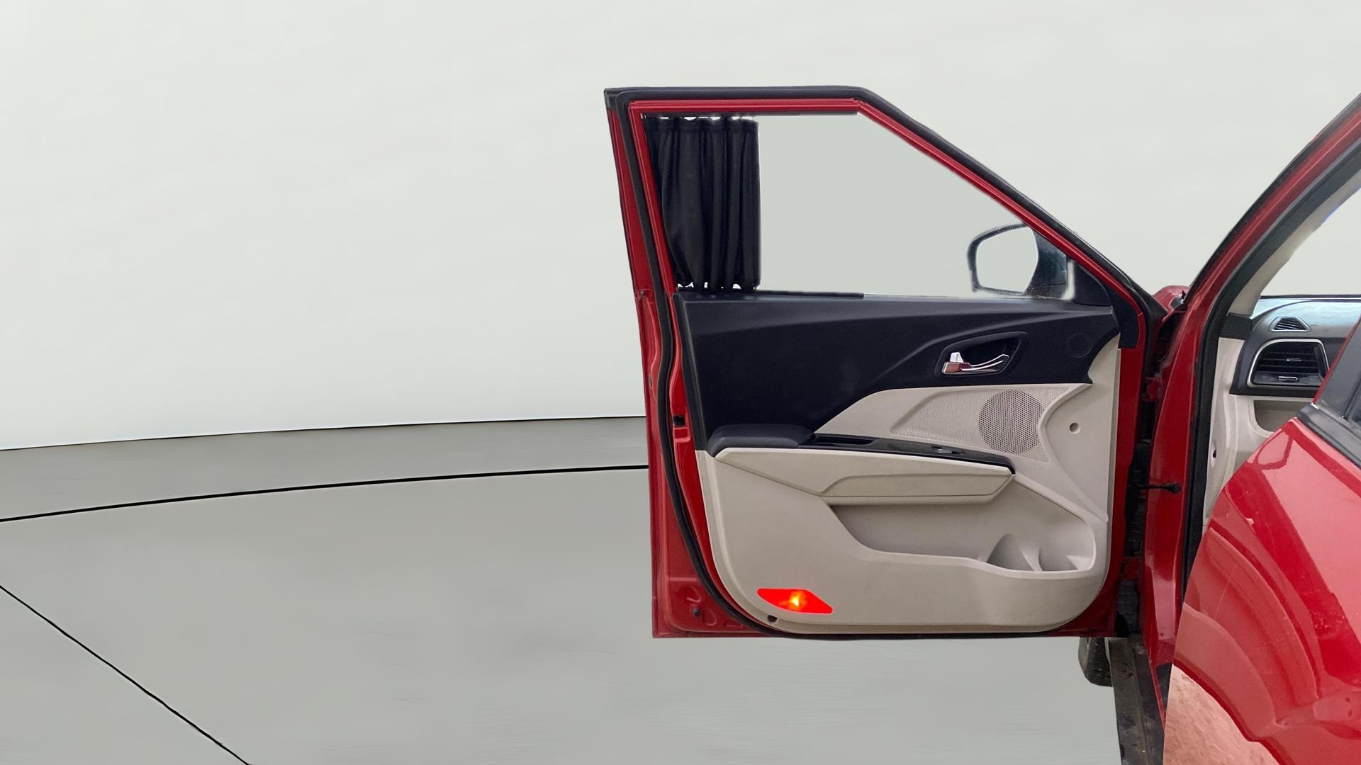 View 2019 Mahindra XUV300 W4 Petrol BS IV Image 32 Used 2019 Mahindra XUV300 W4 Petrol BS IV Image 32
