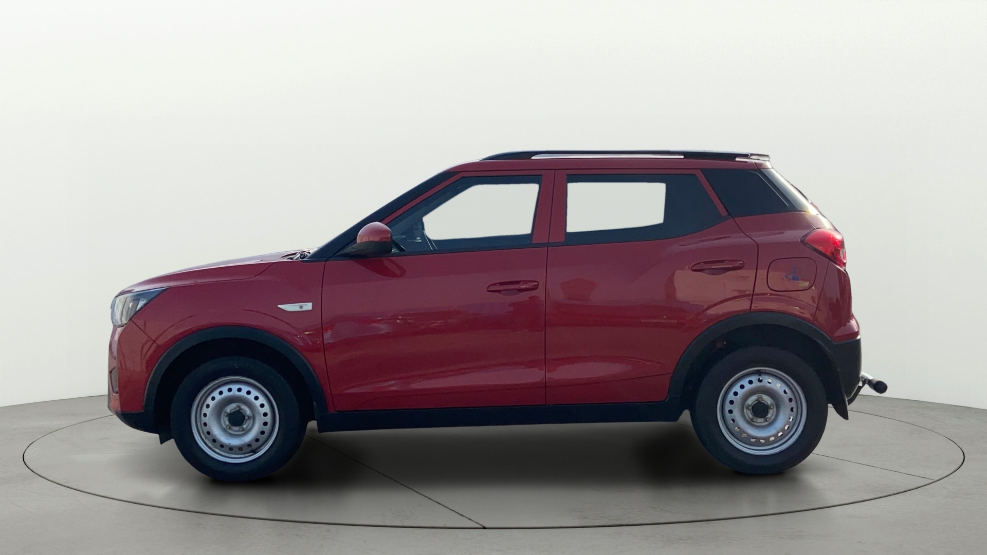 View 2024 Mahindra XUV300 W4 Petrol BS IV Image 5 Used 2024 Mahindra XUV300 W4 Petrol BS IV Image 5
