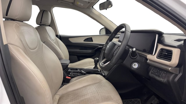 View Mahindra XUV700 Image 18 Used Mahindra XUV700 Image 18