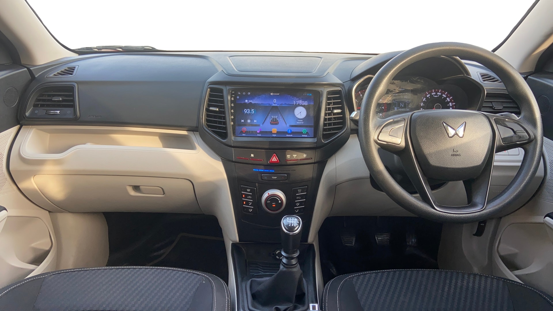 View 2024 Mahindra XUV300 W4 Petrol BS IV Image 15 Used 2024 Mahindra XUV300 W4 Petrol BS IV Image 15