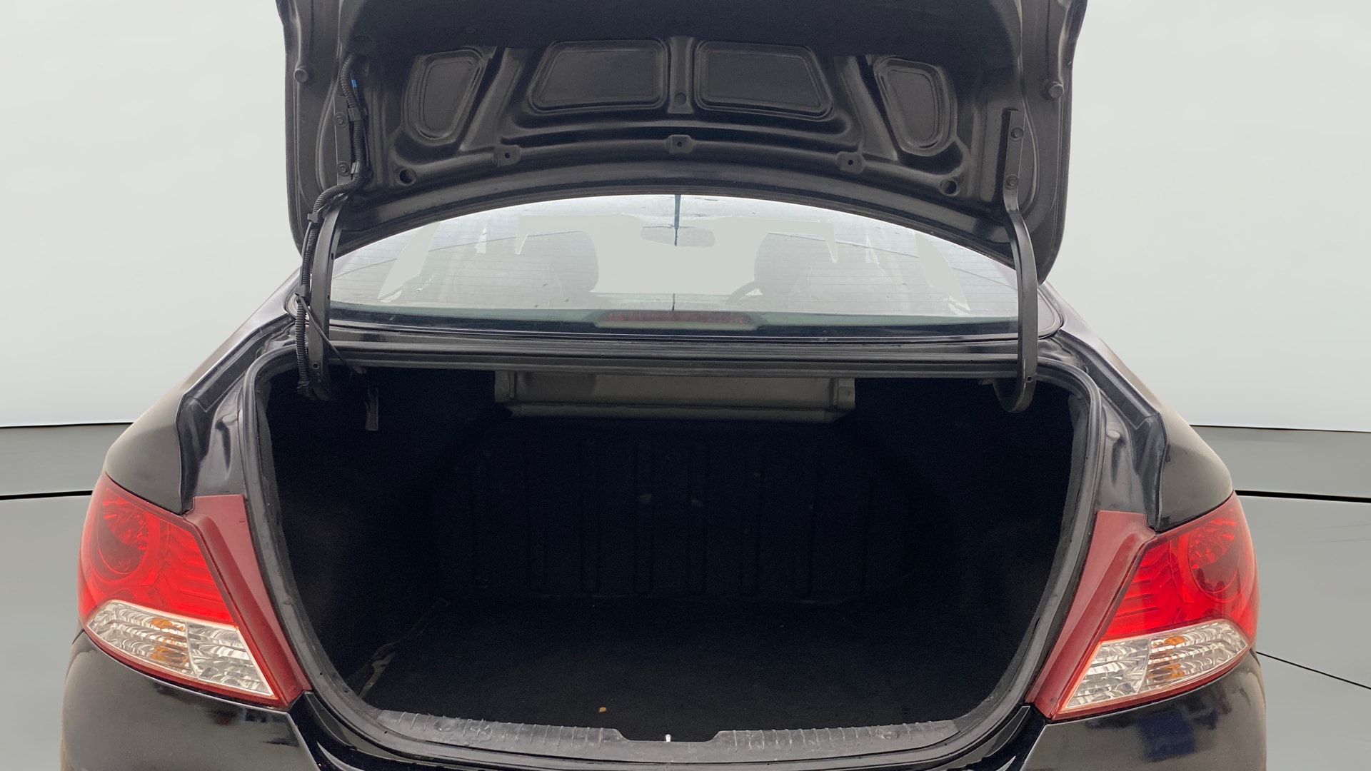 View 2014 Hyundai Fluidic Verna 1.6 VTVT SX Image 37 Used 2014 Hyundai Fluidic Verna 1.6 VTVT SX Image 37