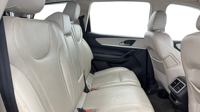 View Mahindra XUV700 Image 37 Used Mahindra XUV700 Image 37