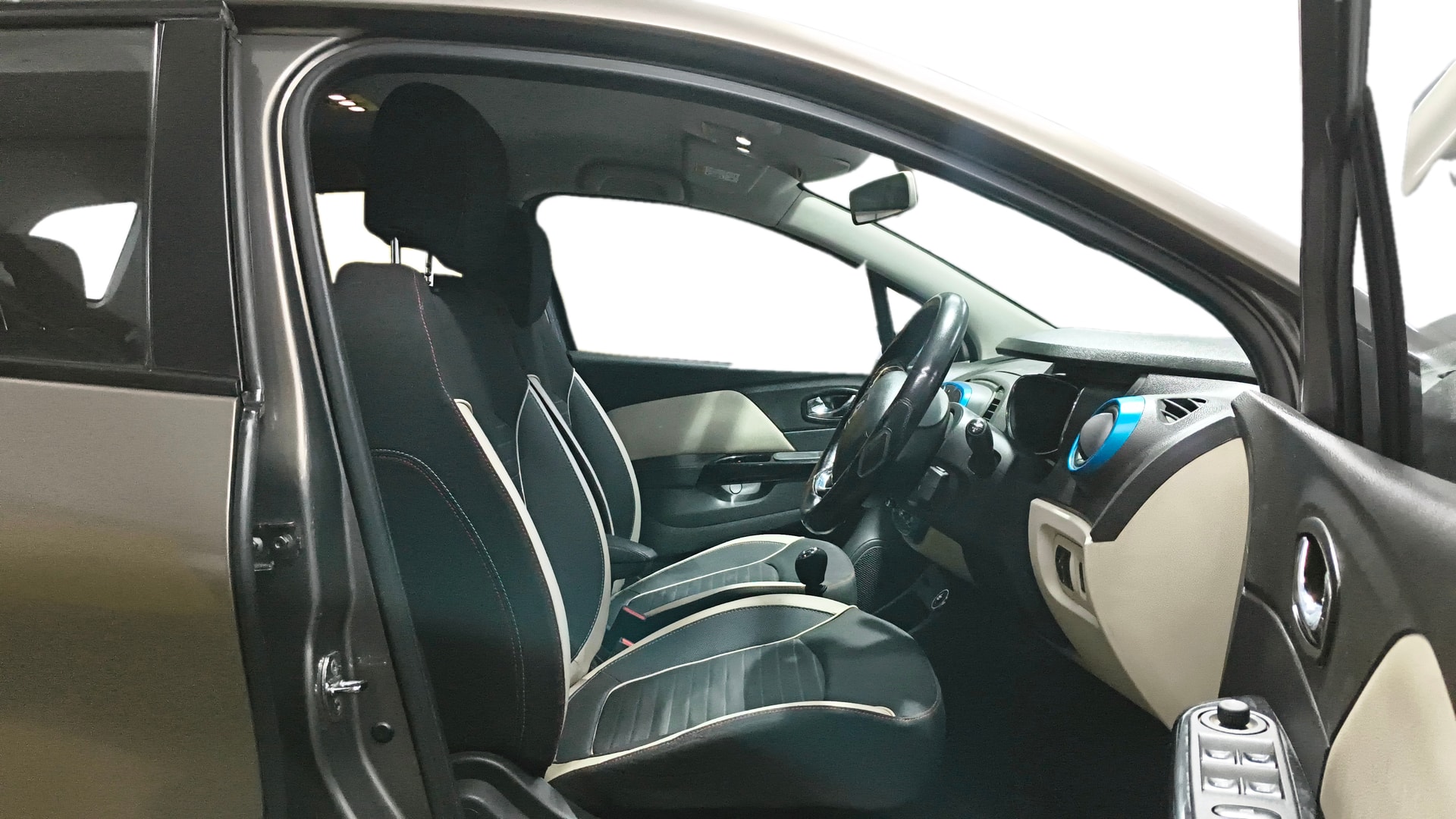 View 2018 Renault Captur RXT Mono Diesel Image 26 Used 2018 Renault Captur RXT Mono Diesel Image 26