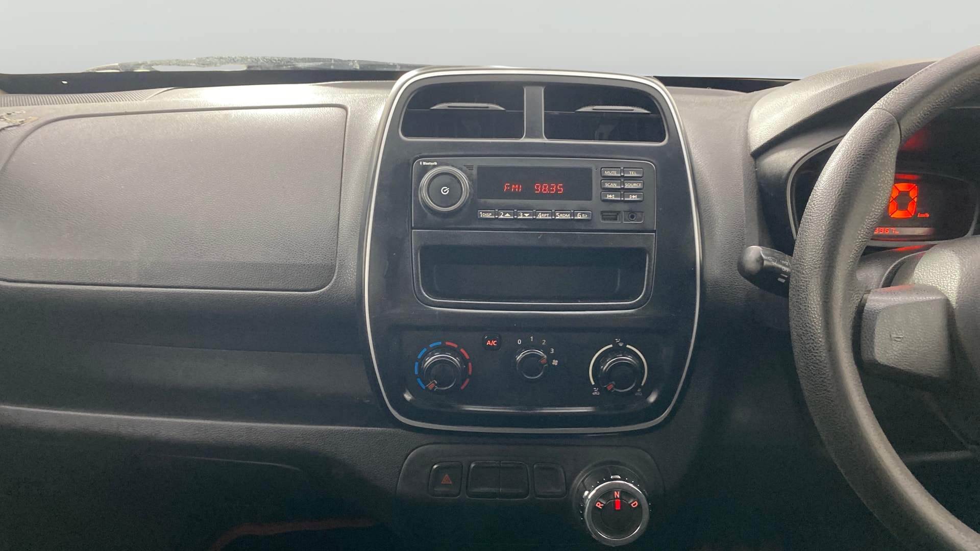 View 2017 Renault Kwid RXL 1.0 AMT BS IV Image 17 Used 2017 Renault Kwid RXL 1.0 AMT BS IV Image 17