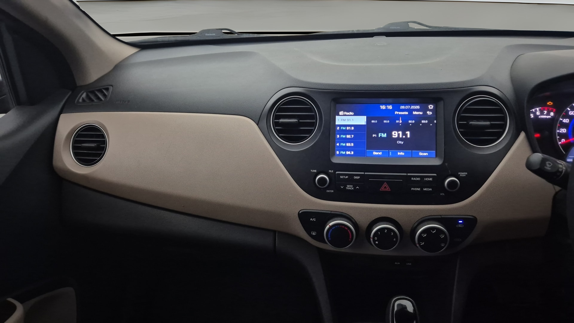 View 2018 Hyundai Grand i10 1.2 Sportz AT Petrol Image 17 Used 2018 Hyundai Grand i10 1.2 Sportz AT Petrol Image 17