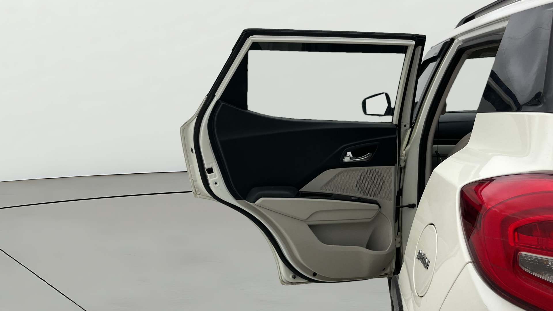 View 2022 Mahindra XUV300 W4 Petrol BS IV Image 15 Used 2022 Mahindra XUV300 W4 Petrol BS IV Image 15