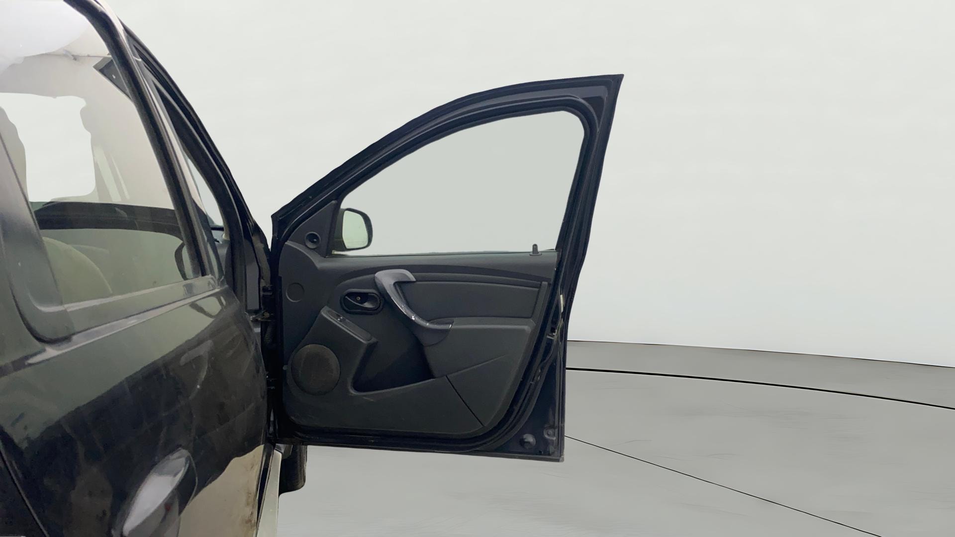 View 2015 Renault Duster Diesel 85PS RXE Image 44 Used 2015 Renault Duster Diesel 85PS RXE Image 44