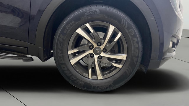 View Mahindra XUV700 Image 42 Used Mahindra XUV700 Image 42