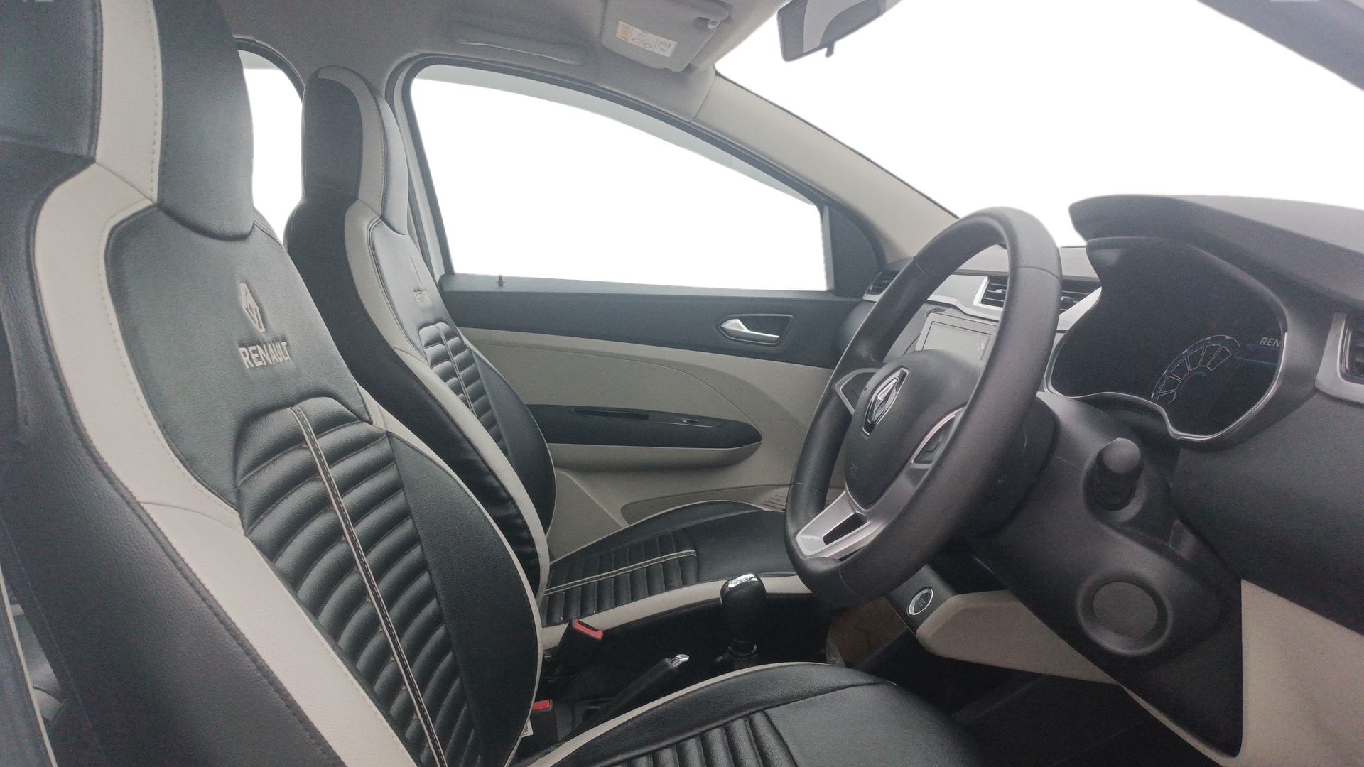 View 2020 Renault Triber RXZ AMT Image 18 Used 2020 Renault Triber RXZ AMT Image 18