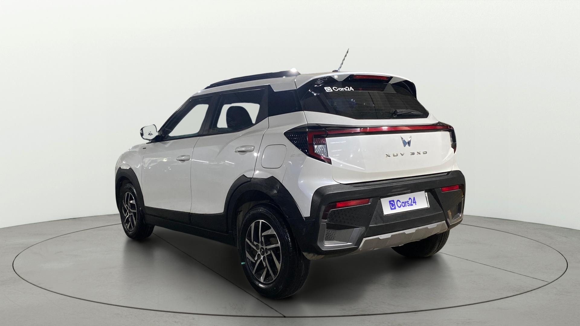 View 2024 Mahindra XUV 3XO AX5 1.2 L TCMPFi AT Image 2 Used 2024 Mahindra XUV 3XO AX5 1.2 L TCMPFi AT Image 2