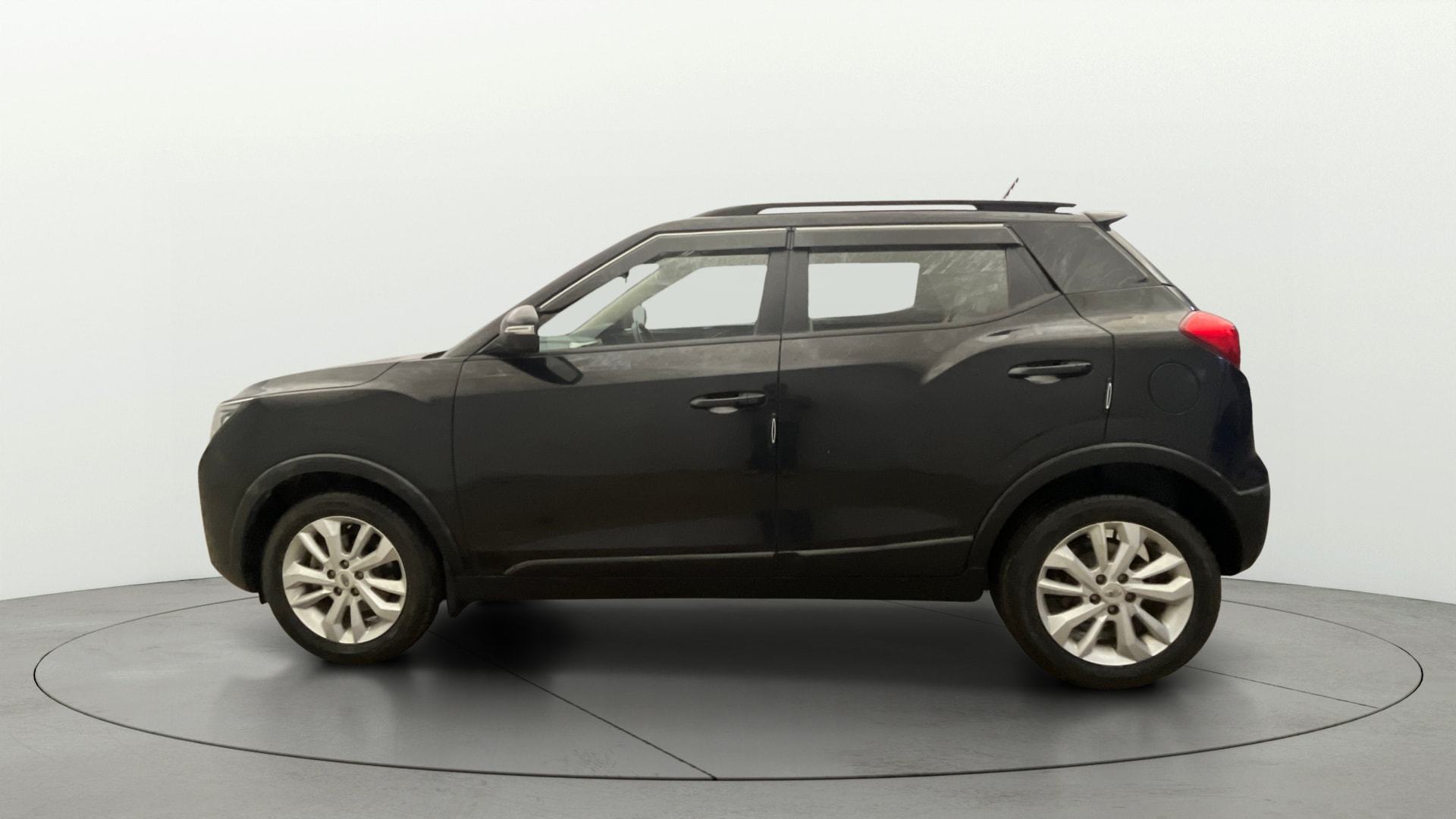 View 2020 Mahindra XUV300 W4 Petrol BS IV Image 6 Used 2020 Mahindra XUV300 W4 Petrol BS IV Image 6