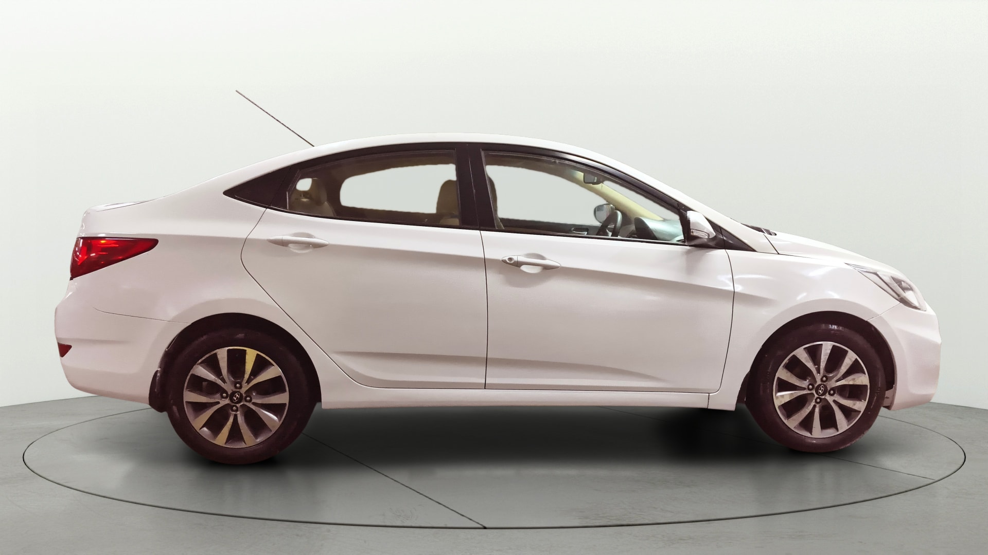 View 2014 Hyundai Fluidic Verna 1.6 CRDI SX Image 9 Used 2014 Hyundai Fluidic Verna 1.6 CRDI SX Image 9