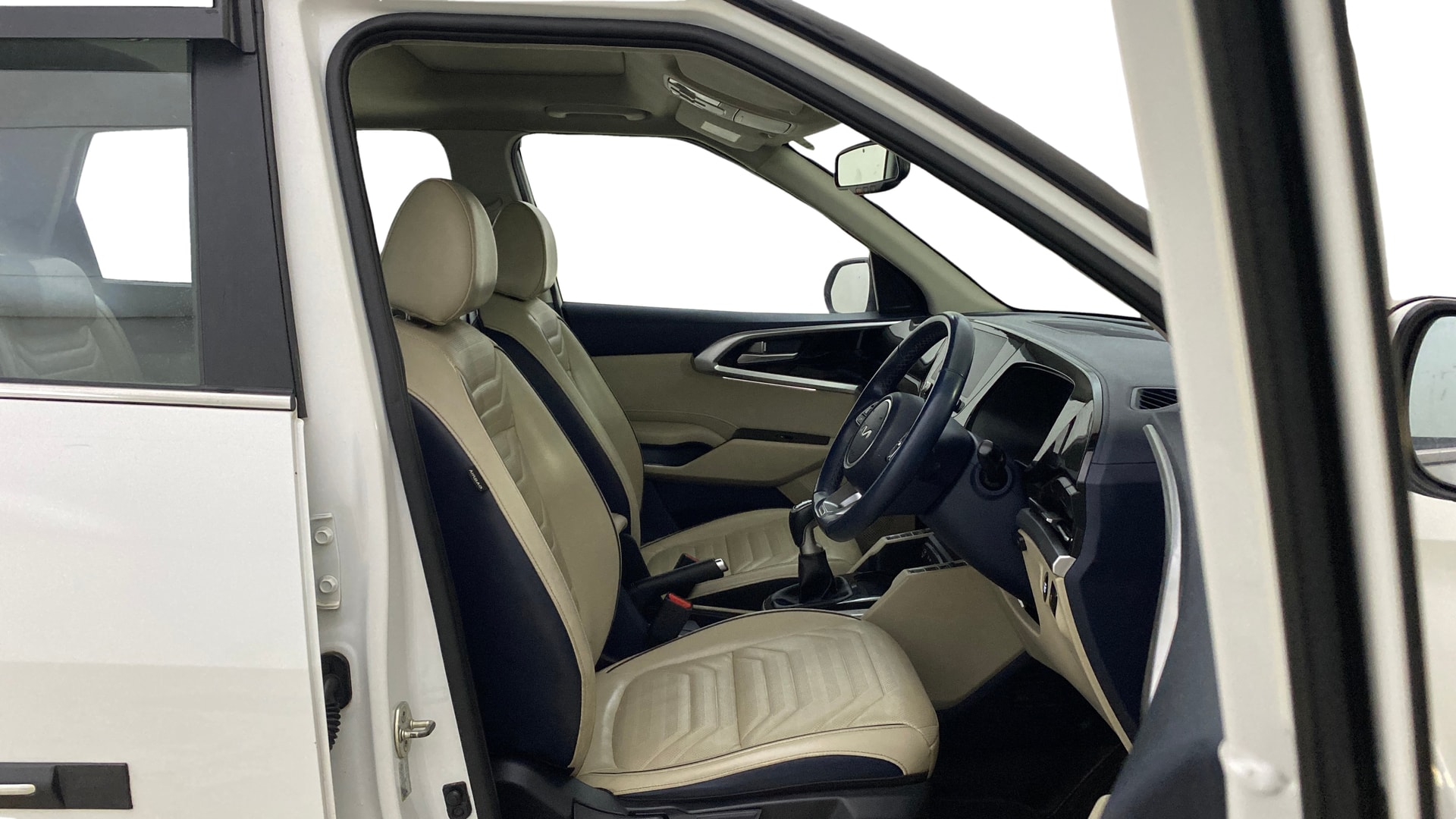 View 2022 Kia Carens Luxury Plus 1.4 Petrol 6 STR Image 19 Used 2022 Kia Carens Luxury Plus 1.4 Petrol 6 STR Image 19
