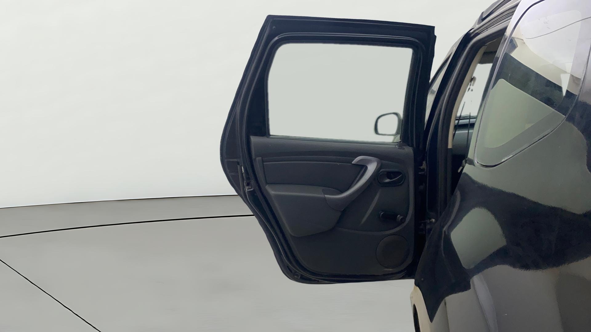 View 2015 Renault Duster Diesel 85PS RXE Image 14 Used 2015 Renault Duster Diesel 85PS RXE Image 14