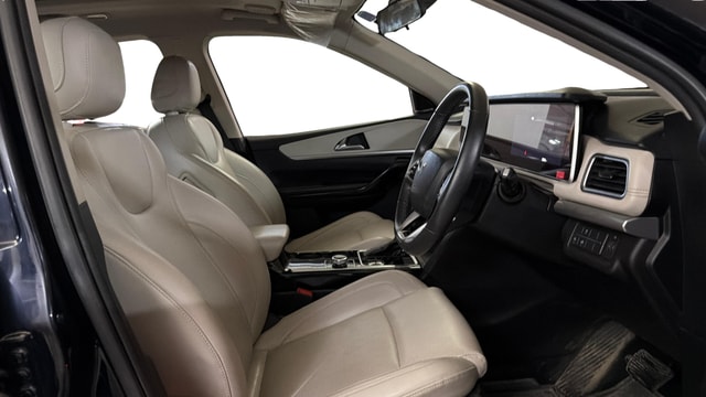 View Mahindra XUV700 Image 28 Used Mahindra XUV700 Image 28