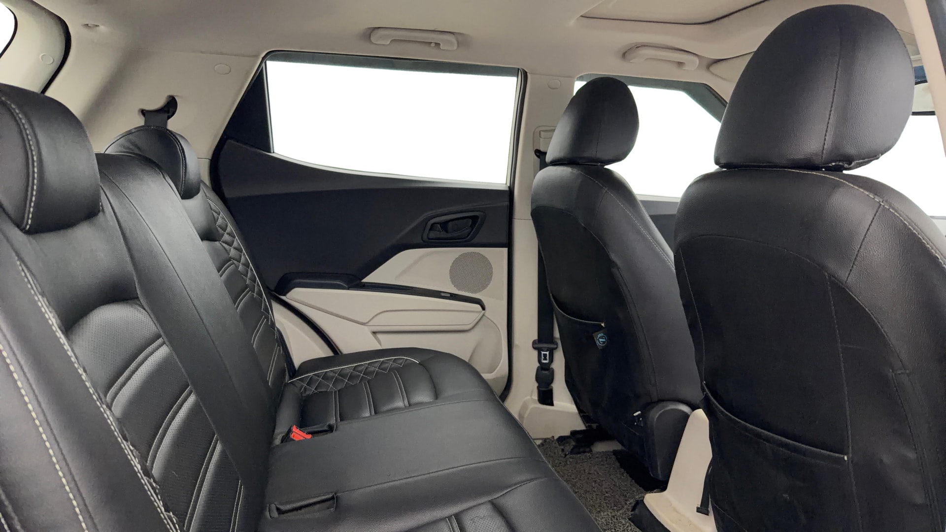 View 2023 Mahindra XUV300 W4 Petrol BS IV Image 35 Used 2023 Mahindra XUV300 W4 Petrol BS IV Image 35